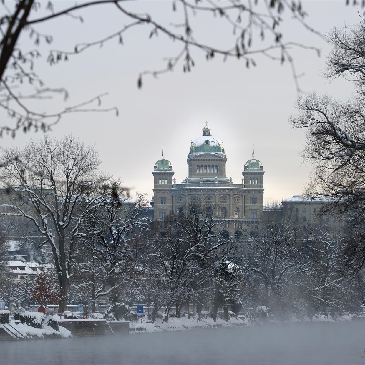 Das Bundeshaus von Weitem im Schnee